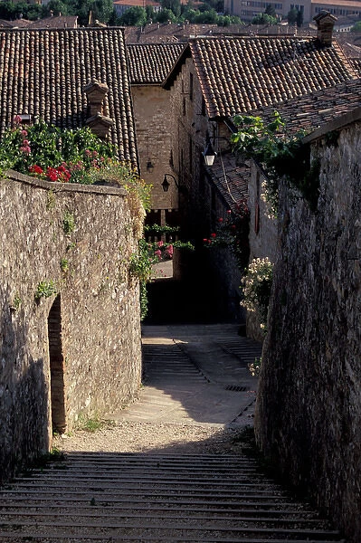Europe, Italy, Umbria, Gubbio, steep alleyway