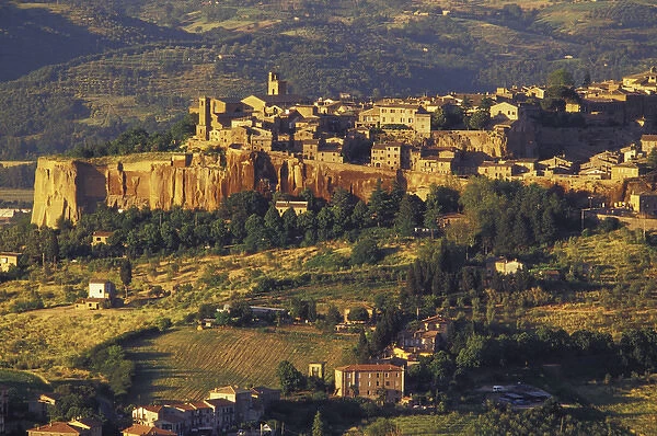 Europe, Italy, Umbria, Orvieto. Late afternoon light on Umbrian hill town