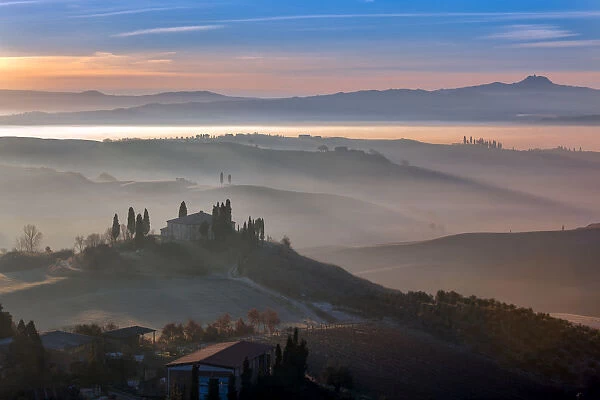 Europe, Italy, Val d Orcia. Il Belvedere farmhouse at sunrise