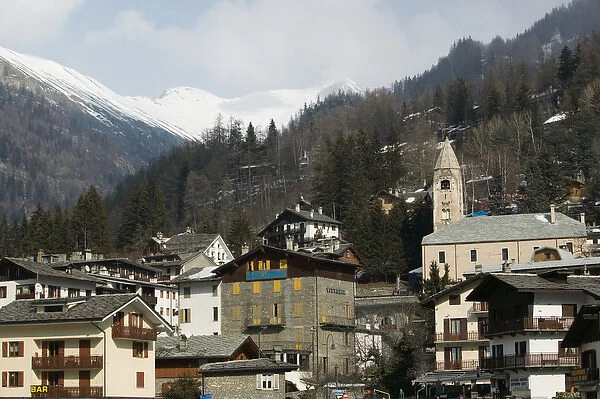 Europe, Italy, Valle d Aosta, COURMAYEUR: Town View  /  Daytime  /  Winter