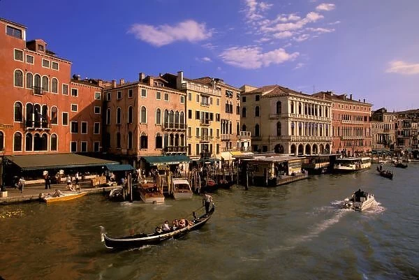 Europe, Italy, Veneto, Venice. Boat traffic by Rialto bridge (Ponte Rialto)