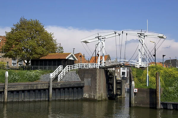 Europe, Netherlands, Holland, Schroonhoven, traditional lift gate draw brige over canal