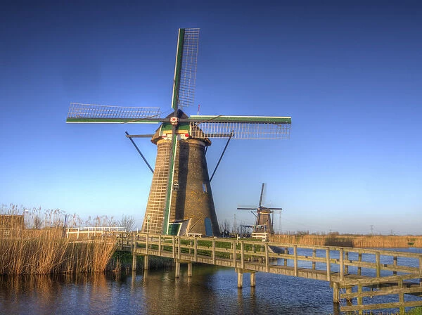 Europe; Netherlands; Kinderdijk; Sunrise along the canal with Windmills