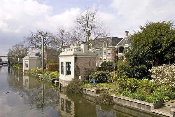 Europe, Netherlands, North Holland, Edam, Homes along canal