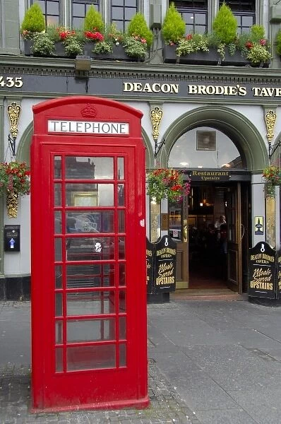 Europe, Scotland, Edinburgh. The Royal Mile, Deacon Brodies Tavern. THIS IMAGE