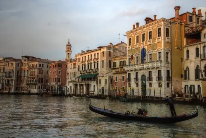 Framed Print : Evening light on Gondola along the Grand Canal near Rialto Bridge, Venice Italy Framed Print : Evening light on Gondola along the Grand Canal near Rialto Bridge, Venice Italy