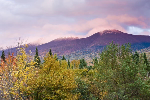 Fall foliage in New Hampshires White Mountains. The southern Presidential range