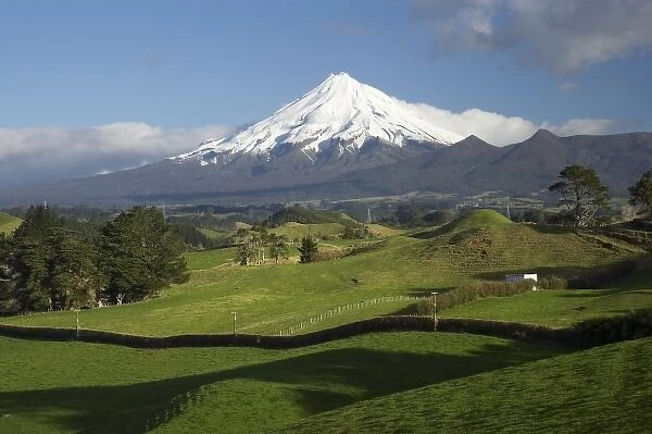 Farmland near Inglewood and Mt Taranaki  /  Mt Egmont, Taranaki, North Island, New Zealand