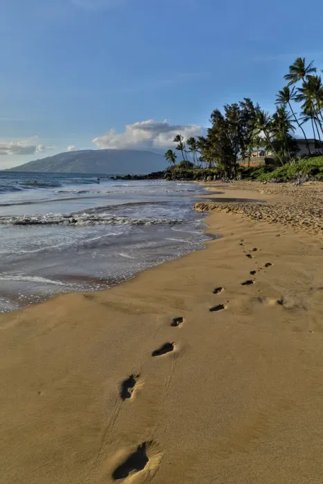 Framed Print : Footprints in the sand evening light along Kamaole Beach Park II, Kihei Maui, Hawaii Framed Print : Footprints in the sand evening light along Kamaole Beach Park II, Kihei Maui, Hawaii