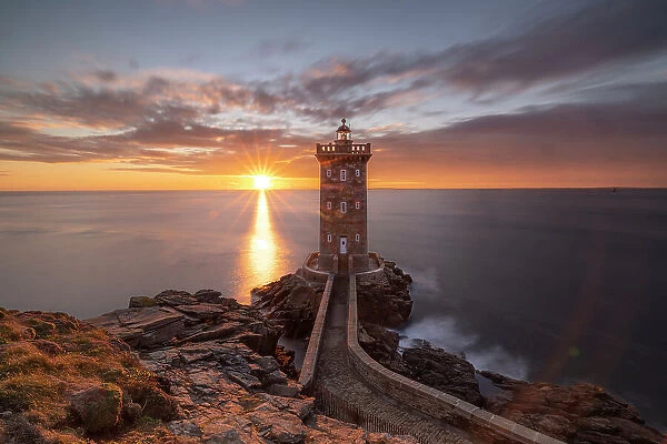 France, Brittany, Le Conquet. Sun setting at the Kermorvan Lighthouse