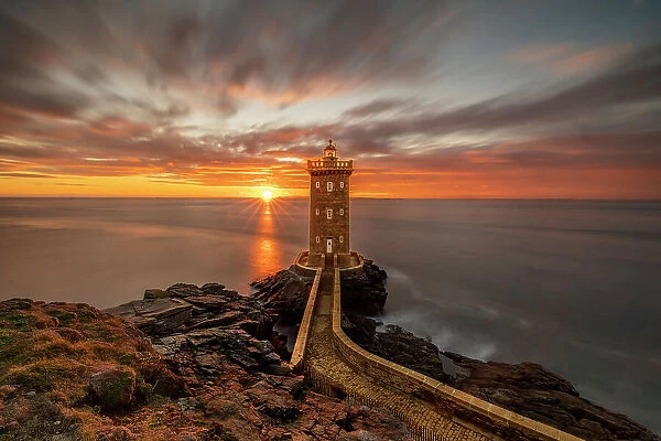 France, Brittany, Le Conquet. Sun setting at the Kermorvan Lighthouse