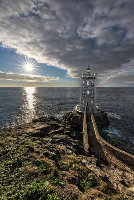 Framed Print : France, Brittany, Le Conquet. Sun setting at the Kermorvan Lighthouse