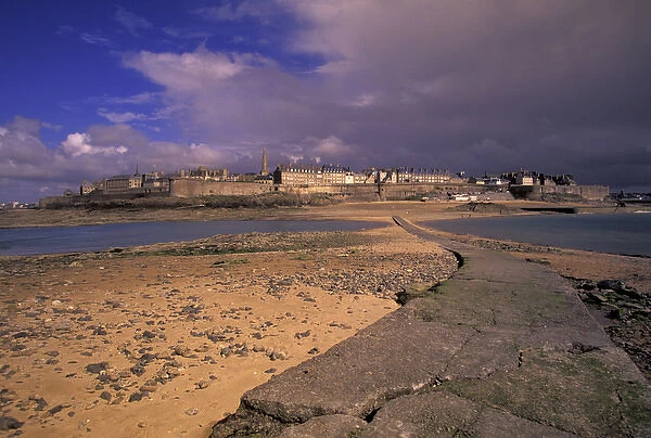 France, Brittany, St. Malo. Ille-et-Vilaine. Town view from Causeway