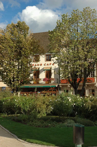 03. France, Burgundy, Beaune, little park and cafe near center of town
