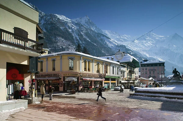 FRANCE-French Alps (Haute-Savoie)-CHAMONIX-MONT-BLANC: Along Quai d Arve  /  Winter