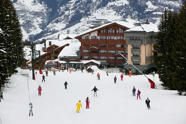 FRANCE-French Alps (Savoie)-COURCHEVEL 1850: Skiers  /  Ski Resort  /  Winter
