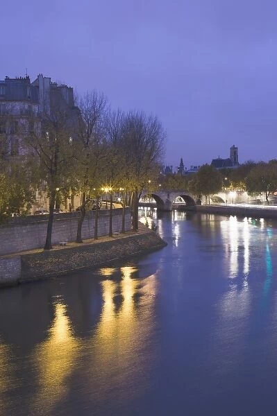 France, Paris, Ile St-Louis and Seine River, dawn