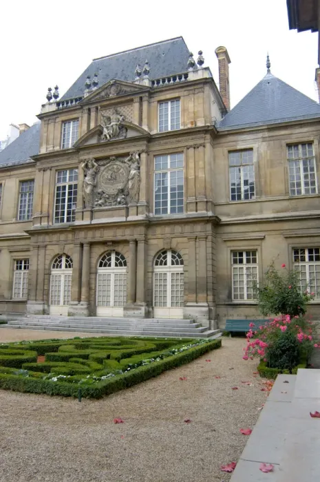 Framed Print : 03. France, Paris, Musee Carnavalet courtyard Framed Print : 03. France, Paris, Musee Carnavalet courtyard