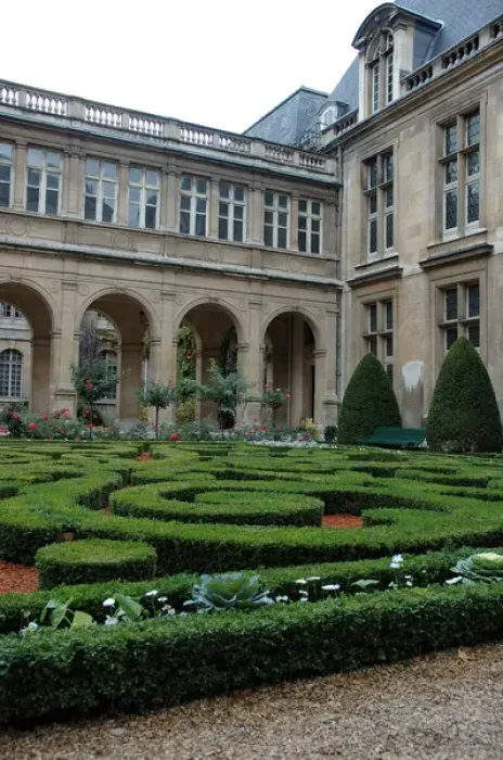 Framed Print : 03. France, Paris, Musee Carnavalet courtyard Framed Print : 03. France, Paris, Musee Carnavalet courtyard