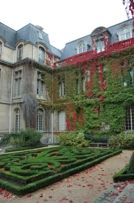 Framed Print : 03. France, Paris, Musee Carnavalet courtyard Framed Print : 03. France, Paris, Musee Carnavalet courtyard