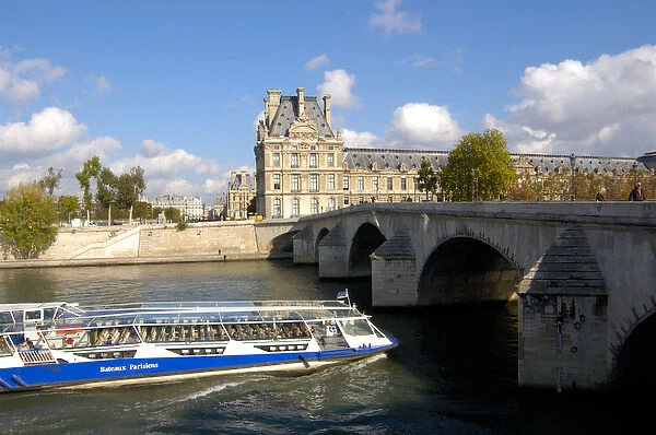 03. France, Paris, sightseeing river cruise in front of Louvre Museum 