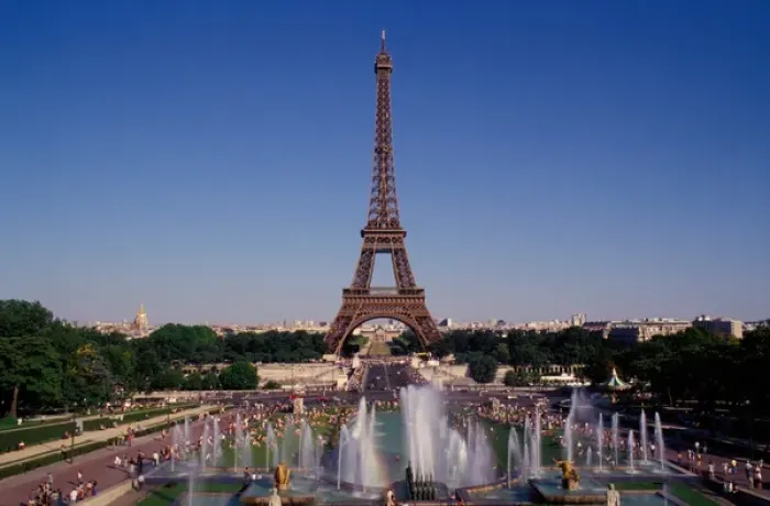 Framed Print : France, Paris, Tour Eiffel and Fontaine du Trocadero Framed Print : France, Paris, Tour Eiffel and Fontaine du Trocadero