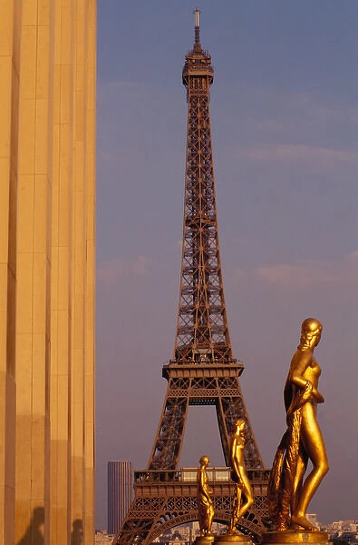 France, Paris, Tour Eiffel and Palais de Chaillot statue at sunset