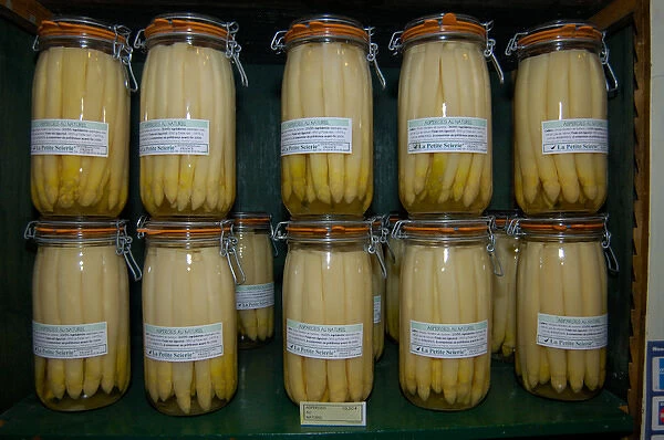 03. France, Paris, white asparagus in shop in Ile St. Louis