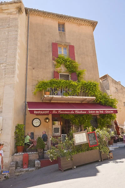 France, Provence, Gorde. Outside diners at restaurant and ice cream salon. Credit as