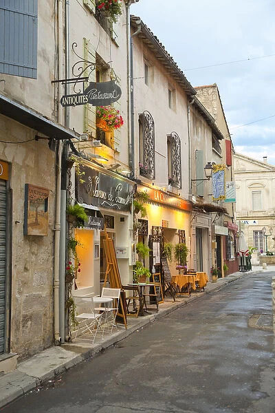 France, Provence, St. Remy-de-Provence. Shops and restaurants line the street. Credit as