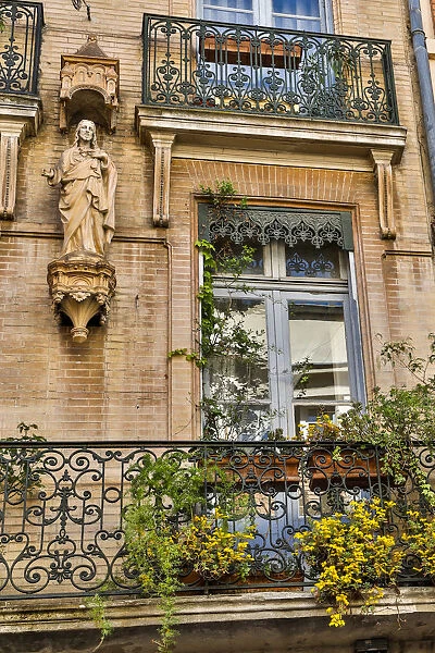 France, Toulouse. Balcony and door