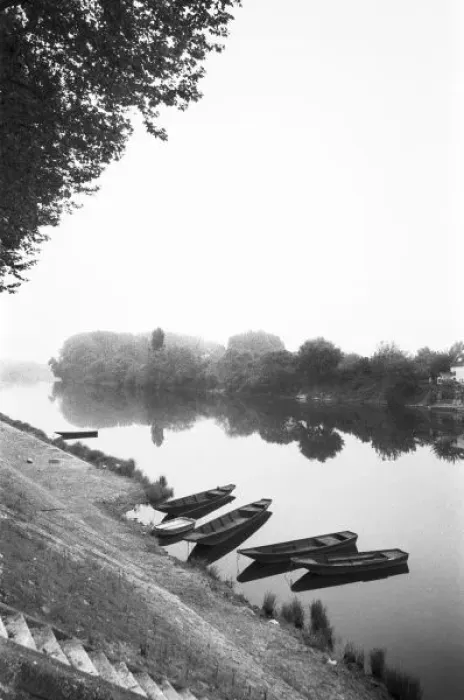 Framed Print : FRANCE, Touraine, The Loire: CHINON Boats along the River Vienne Framed Print : FRANCE, Touraine, The Loire: CHINON Boats along the River Vienne