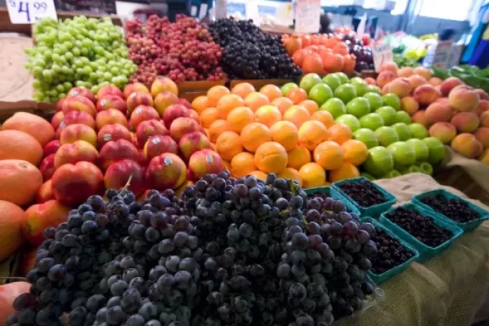 Framed Print : Fresh fruit on display at the Pike Place Market in downtown Seattle, Washington Framed Print : Fresh fruit on display at the Pike Place Market in downtown Seattle, Washington