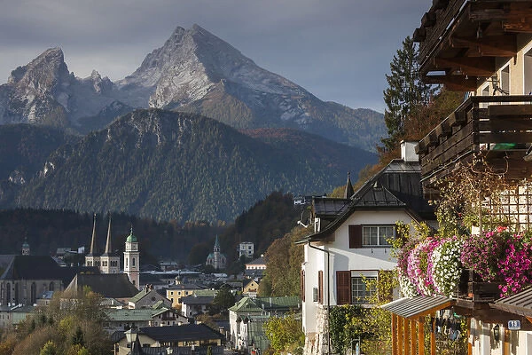 Germany, Bavaria, Berchtesgaden, elevated town view with Watzmann Mountain (el