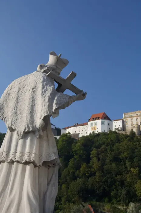 Framed Print : Germany, Passau. Bishop statue in front of hilltop Veste Oberhaus (aka Upper Fortress) Framed Print : Germany, Passau. Bishop statue in front of hilltop Veste Oberhaus (aka Upper Fortress)