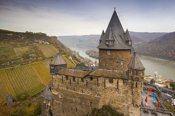Germany, Rheinland-Pfalz, Bacharach, elevated view of Burg Stahleck Castle, autumn
