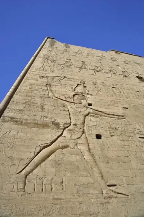 Framed Print : Giant figures and hieroglyphs on pylons of main entrance to Temple of Horus, at Edfu