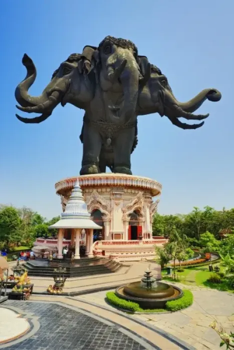 Framed Print : Giant three headed elephant, the Erawan Museum in Samut Prakan, southeast of Bangkok, Thailand