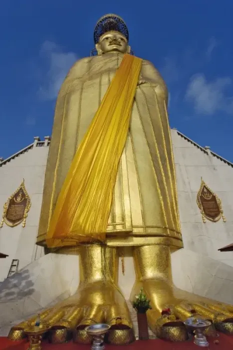 Framed Print : Giant standing Buddha Luang Pho To Wat Intharawihan, Bangkok, Thailand Framed Print : Giant standing Buddha Luang Pho To Wat Intharawihan, Bangkok, Thailand
