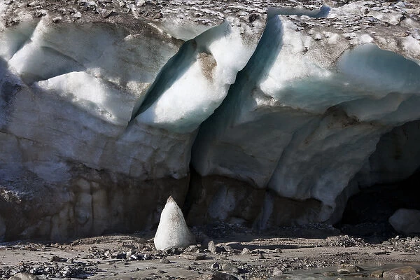 Gletscherfront des Schlatenkees. Das Gletschereis zeigt Schichtungen und eingeschlossenes
