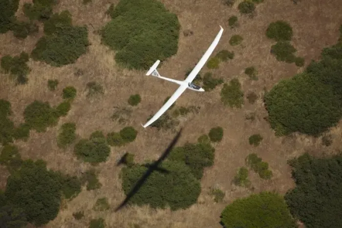 Framed Print : Glider Pilot Tilo Holighaus (Germany) and Shadow, Racing in FAI World Sailplane Grand Prix