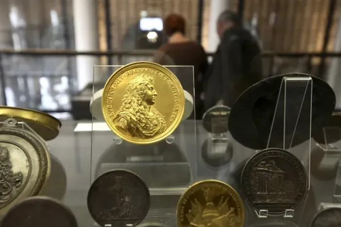 Framed Print : A gold memorial plate with Louis XIVs portrait display in theCabinet des Medailles