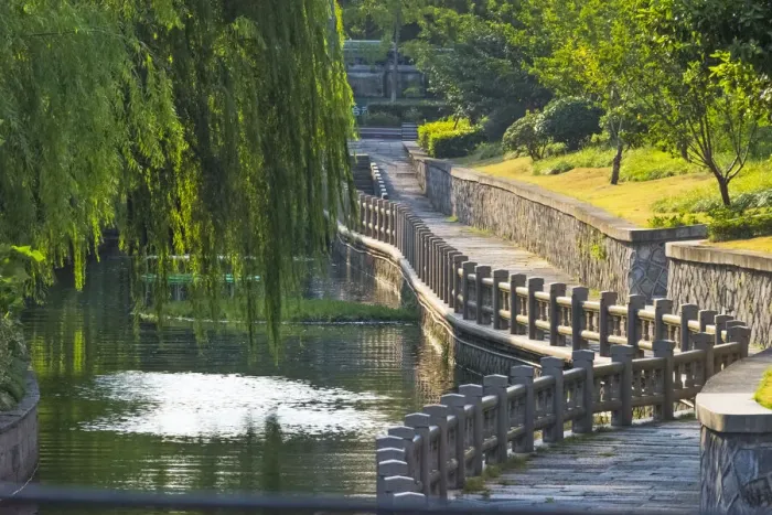 Framed Print : Gongchen Bridge with willow tree, eastern end of the Grand Canal, Hangzhou