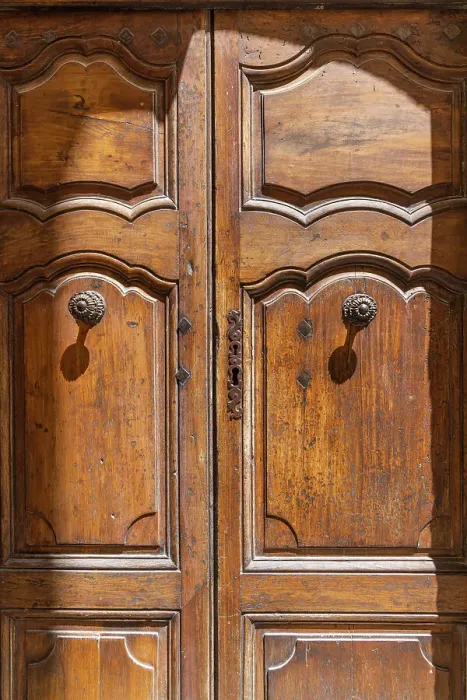 Framed Print : Gordes, Vaucluse, Provence-Alpes-Cote d'Azur, France. An old wooden door in Provence