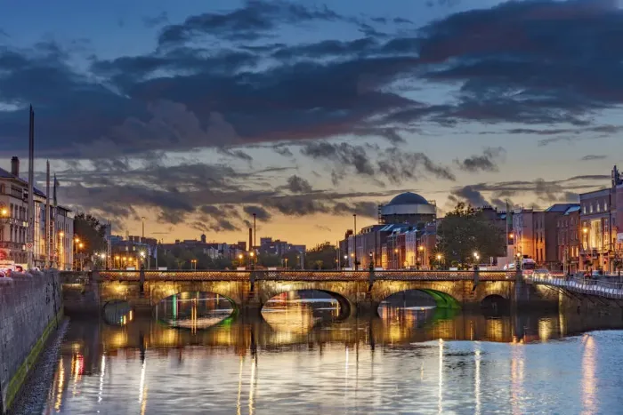 Framed Print : The Grattan Bridge over the River Liffey at dusk in downtown Dublin, Ireland Framed Print : The Grattan Bridge over the River Liffey at dusk in downtown Dublin, Ireland