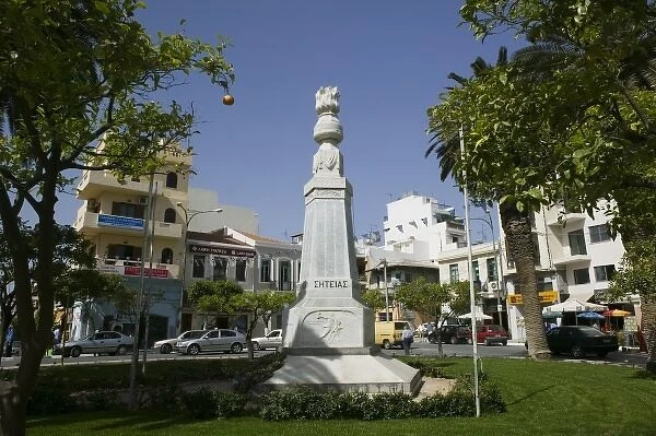 GREECE, CRETE, Lasithi Province, Agios Nikolaos: Plateia Venizelou Square