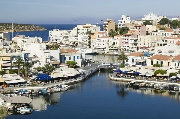 GREECE, CRETE, Lasithi Province, Agios Nikolaos: Afternoon Town view by Lake Voulismeni