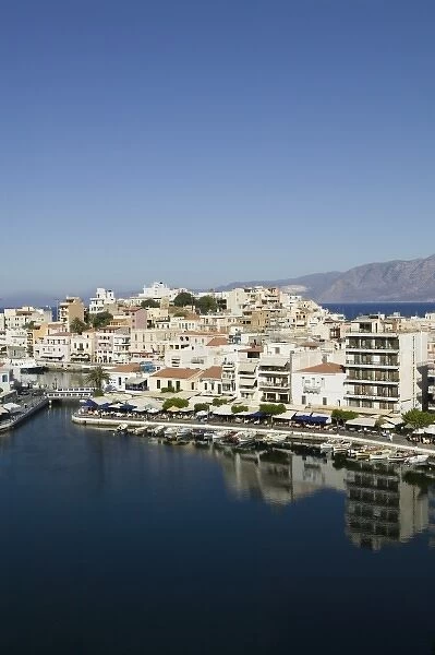 GREECE, CRETE, Lasithi Province, Agios Nikolaos: Afternoon Town view by Lake Voulismeni