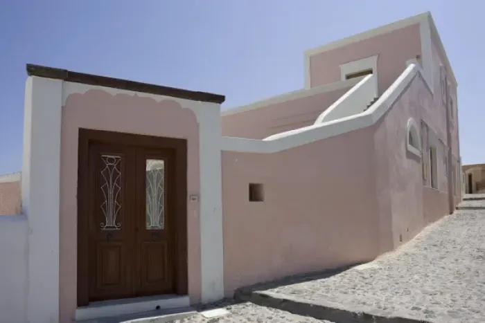 Framed Print : Greece, Santorini, Thira, Oia. Pink villa with wooden door Framed Print : Greece, Santorini, Thira, Oia. Pink villa with wooden door