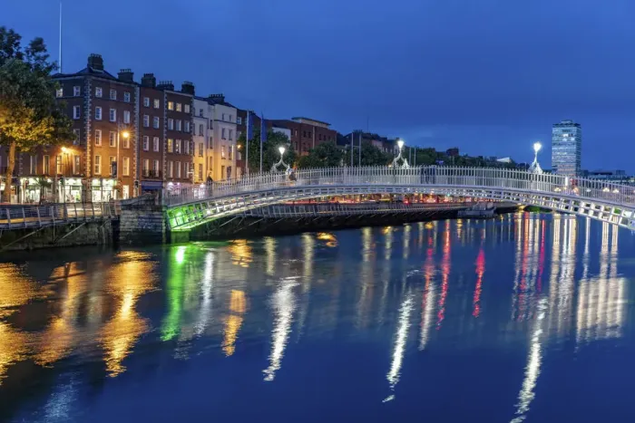 Framed Print : Ha Penny Bridge over the River Liffey at dusk in downtown Dublin, Ireland Framed Print : Ha Penny Bridge over the River Liffey at dusk in downtown Dublin, Ireland